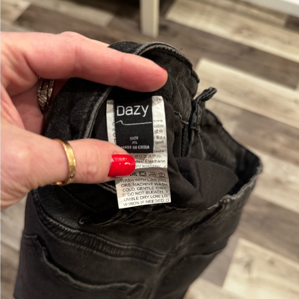 Black High-Waisted Jeans - Picture 5 of 6